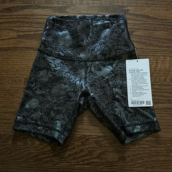 lululemon athletica Pants - Lululemon NEW WITH TAGS - Wunder Train Short - Foil Pattern - Size 2!